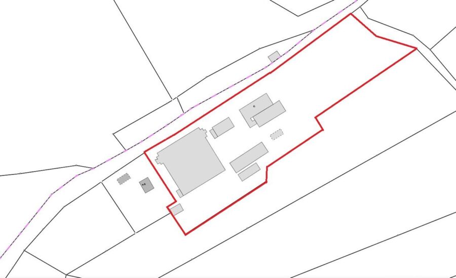 Gewerbeensemble mit Hallen und Büroflächen auf großem Grundstück als Entwicklungareal - Liegenschaft Übersicht